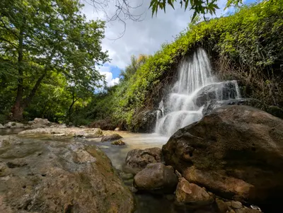 🌾 זרעי קיץ נישאים ברוח 🌼 נחל כזיב ומבצר המונפור 🌊